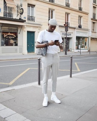 Comment porter un sac fourre-tout en toile imprimé gris