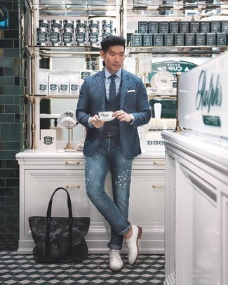 Comment porter un sac fourre-tout en toile imprimé gris