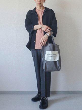 Comment porter un sac fourre-tout en toile imprimé gris