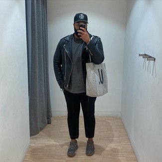Comment porter un sac fourre-tout en toile imprimé gris