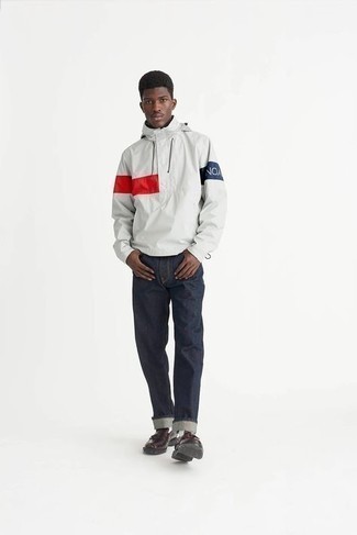 Comment porter une veste imprimée grise