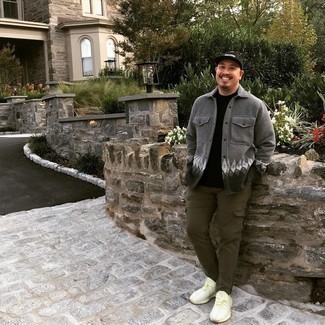 Comment porter une veste imprimée grise