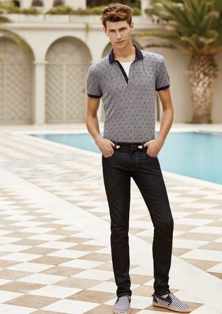 Comment porter un polo imprimé gris