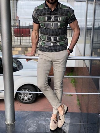Comment porter un polo imprimé gris