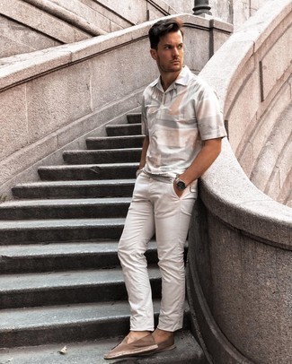 Comment porter un polo imprimé gris