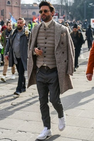 Comment porter une veste matelassée grise quand il fait froid