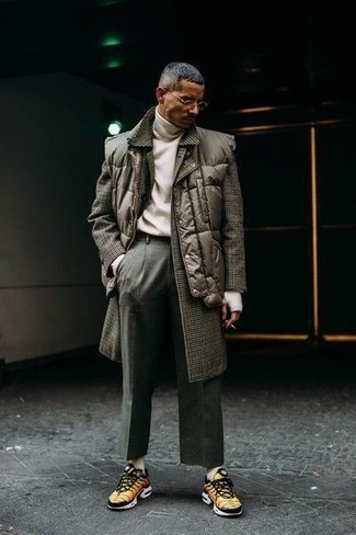 Comment porter une veste matelassée grise quand il fait froid