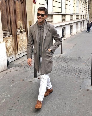 Comment porter une veste matelassée grise quand il fait froid