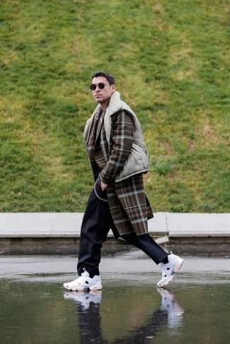 Comment porter une veste matelassée grise quand il fait froid