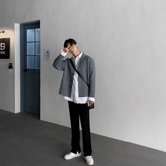 Comment porter un cardigan à col châle gris à l'adolescence