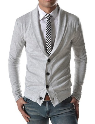 Comment porter un cardigan à col châle gris