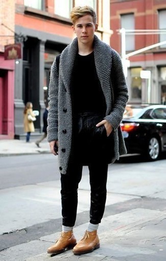 Comment porter un cardigan à col châle gris à l'adolescence
