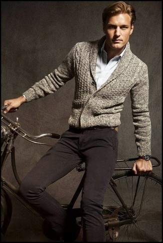 Comment porter un cardigan à col châle gris
