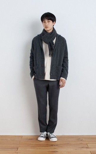 Comment porter un cardigan à col châle gris à l'adolescence