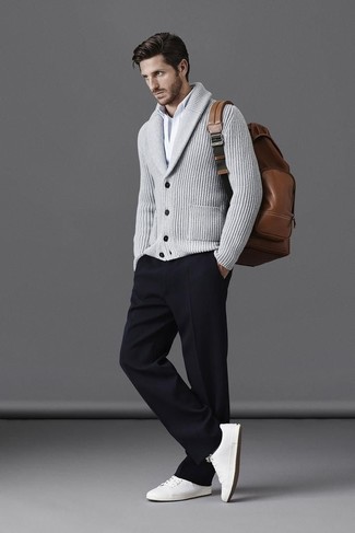 Comment porter un cardigan à col châle gris