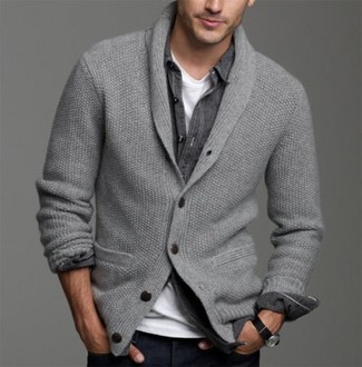 Comment porter un cardigan à col châle gris
