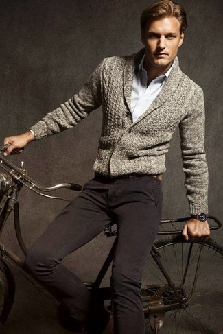 Comment porter un cardigan à col châle gris