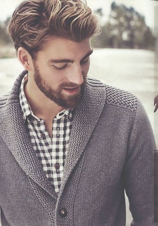 Comment porter un cardigan à col châle gris