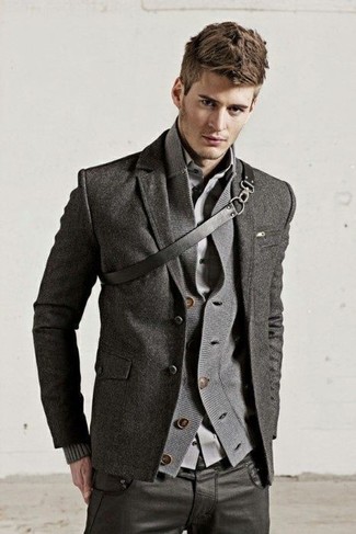Comment porter un cardigan à col châle gris