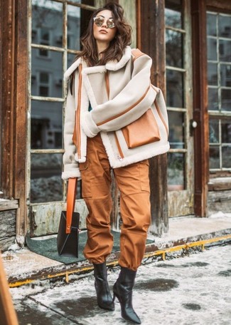 Comment porter une veste en peau de mouton retournée grise