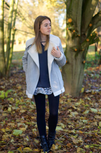 Comment porter une veste en peau de mouton retournée grise