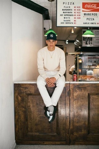 Comment porter des chaussettes grises pour un style chic decontractés à l'adolescence