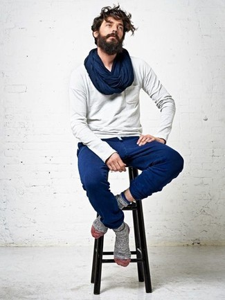 Comment porter des chaussettes grises pour un style relax
