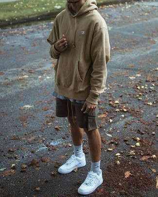 Comment porter des chaussettes grises pour un style relax