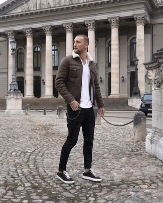 Comment porter des chaussettes grises pour un style relax