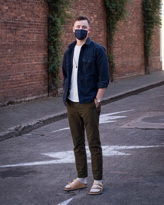 Comment porter des chaussettes grises pour un style relax