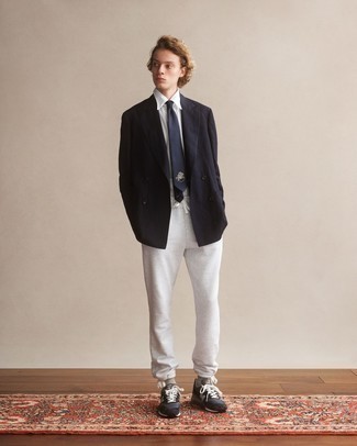Comment porter des chaussettes grises pour un style chic decontractés à l'adolescence