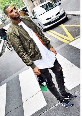 Comment porter des chaussures de sport en daim grises