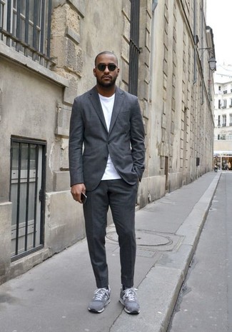 Comment porter des chaussures de sport en daim grises