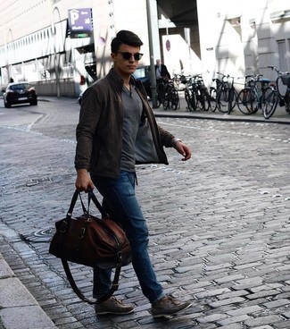 Comment porter des chaussures bateau en daim grises