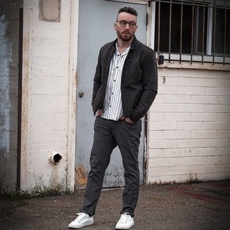 Comment porter une veste en daim grise