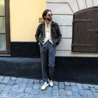 Comment porter une veste-chemise en daim grise