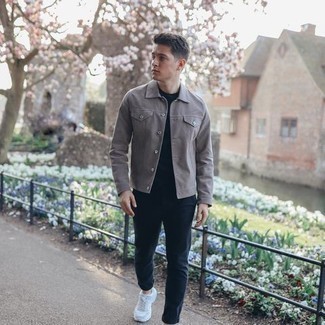 Comment porter une veste-chemise en daim grise