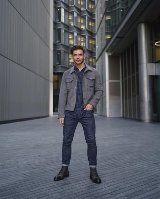 Comment porter une veste-chemise en daim grise