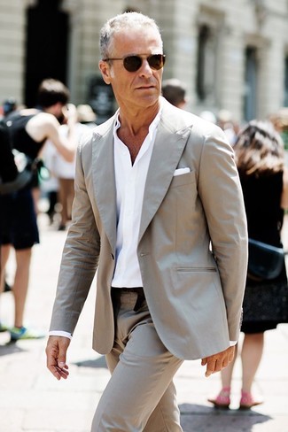 Comment porter un costume gris