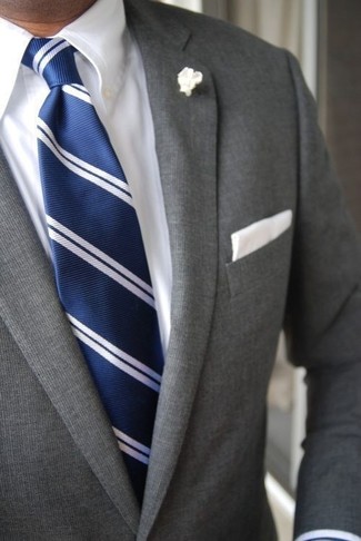 Comment porter un costume gris