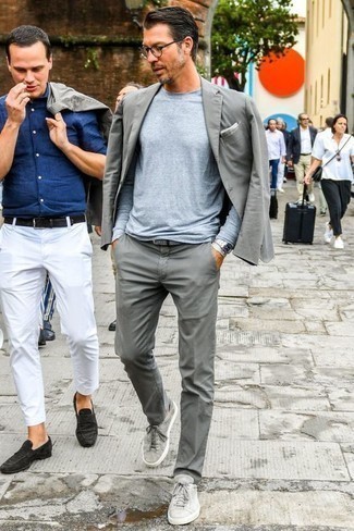 Comment porter un costume gris après 40 ans
