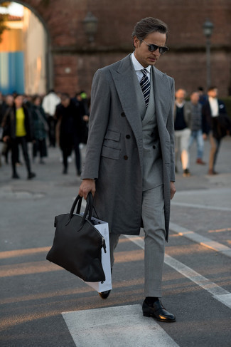 Comment porter un costume gris après 40 ans