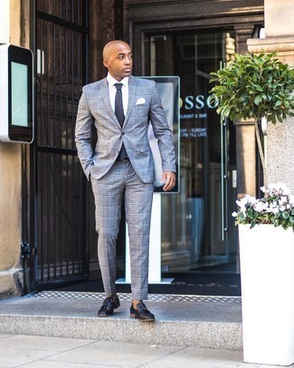 Comment porter un costume gris