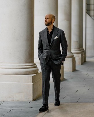 Comment porter un costume gris