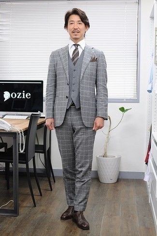 Comment porter un costume gris
