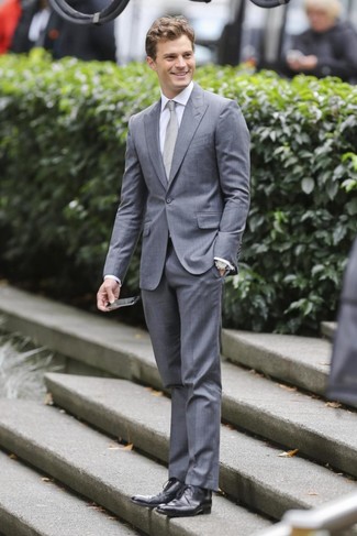 Comment porter un costume gris