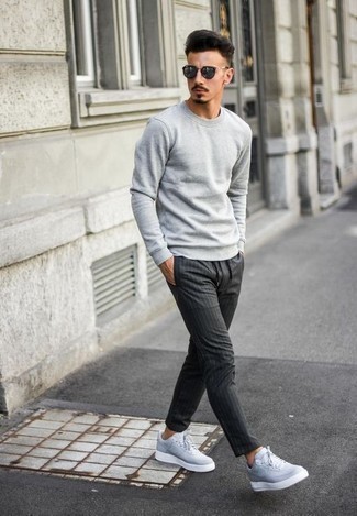 Comment porter un pull gris quand il fait chaud