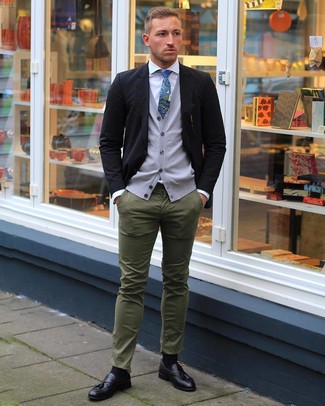 Un blazer à porter avec un pull en v sans manches gris