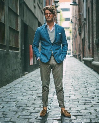 Un blazer à porter avec un pull en v sans manches gris