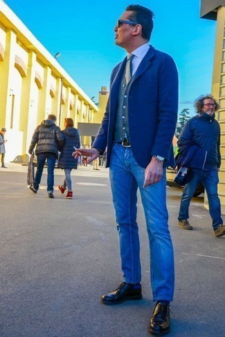 Un blazer à porter avec un pull en v sans manches gris
